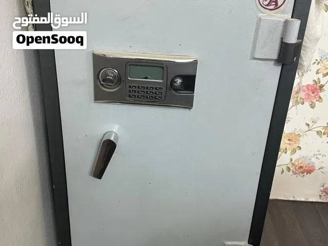 خزنة حديد بحاله جيده