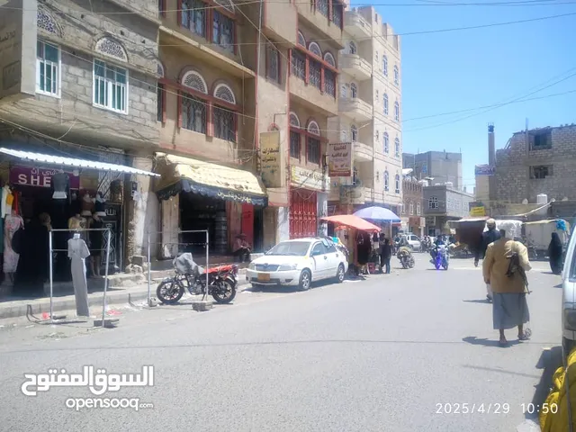 بقاله للبيع في موقع استرتيجي جوار جامع السنه في سوق المدينة