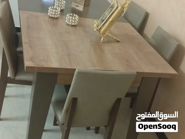 ميز طعام مع بوفيه
