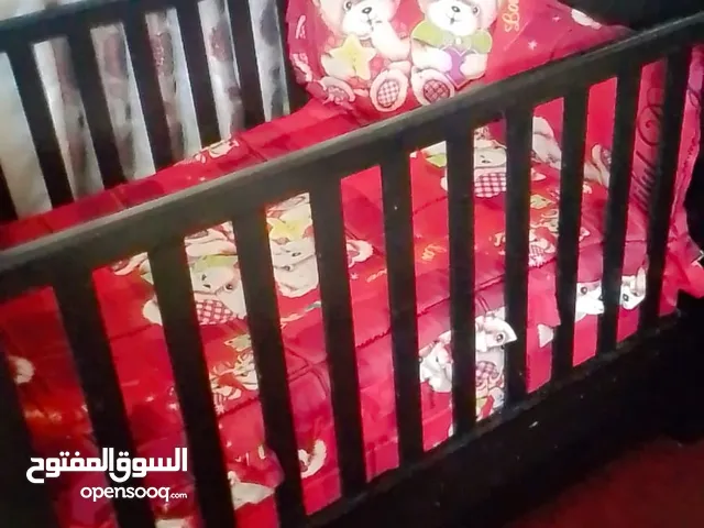 تخت اطفال نضيف خشب ممتاز للبيع السعر 50 دينار  عربايت اطفال بحاله ممتازه السعر 20 دينار