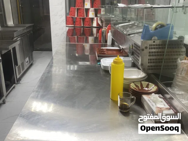 كافتيريا شاورما ومندي وساندوتشات غربي. وبرجر