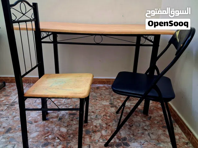 طاولة كبيرة + 2 كراسي ( 7 ريال     )
