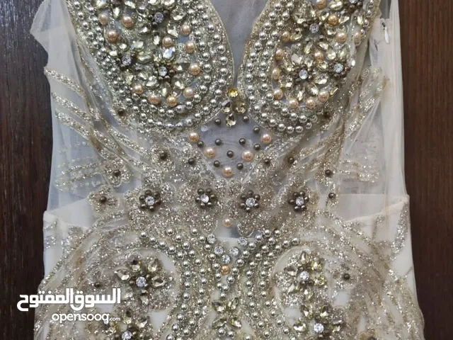 فستان سهرة طويل لبسي وحدي والها نفشه خفيفه من تحت لونها ذهبي وبيج بتلبس لا وزن 70