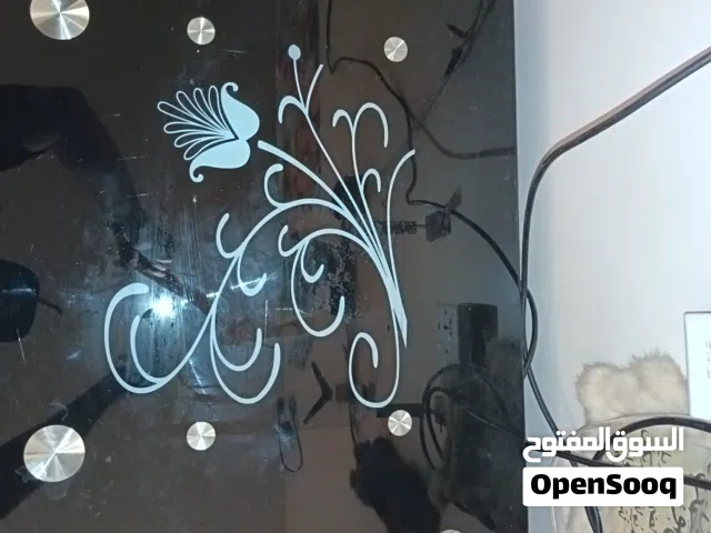 طاولة زجاج اربعه  ارفرف  جميله جدا لون اسود جذاب
