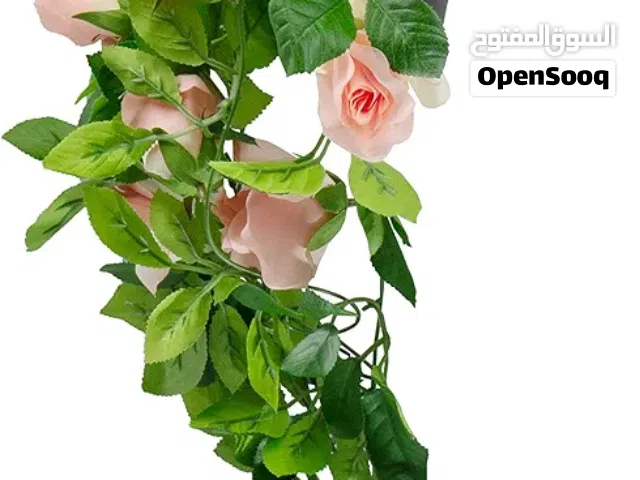 نبات صناعي متدلي في آنية من ايكيا