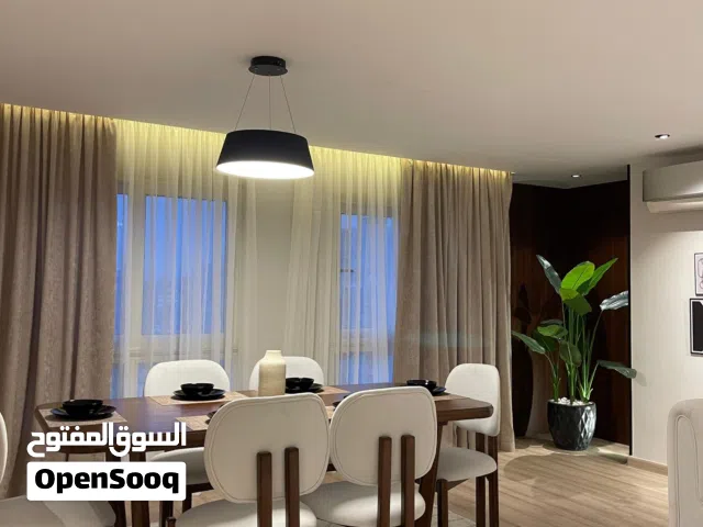 شقة راقيه بخدمات فندقيه بموقع مميز بالدقي للإيجار