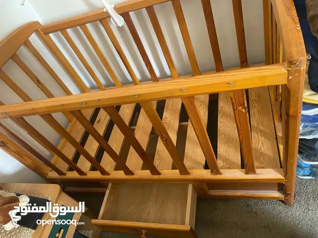 سريرين أطفال خشب أنيقين للبيع – حالة ممتازة