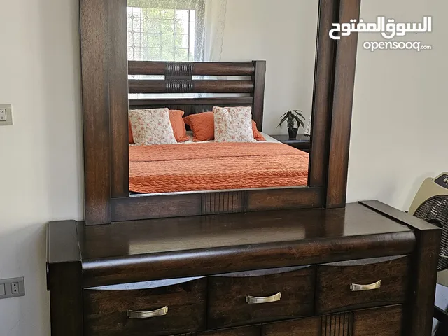 غرفة نوم بحالة ممتازة للبيع