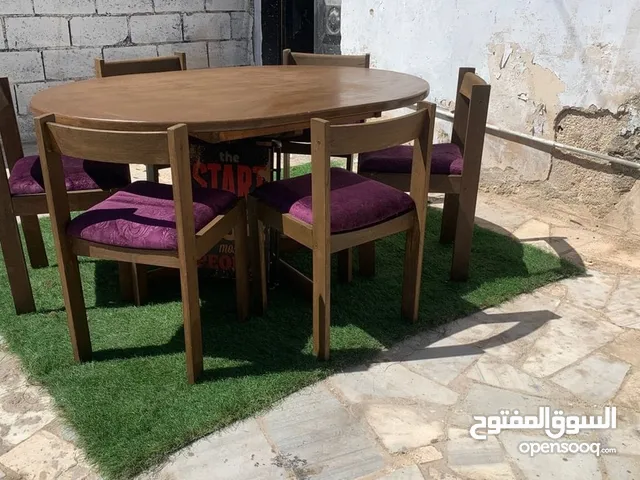 طاولة سفره مع 6كراسي بحاجه لوجه دهان