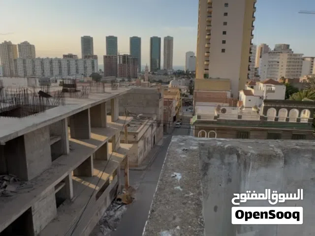 Maison situé à Gambetta – Les Oranger, avec une superficie de 450 m2 et une façade de 18 mètres.