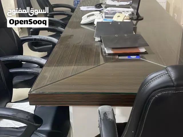 طاولة اجتماعات كبيرة مع ملحقاتها مكتب و خزانة