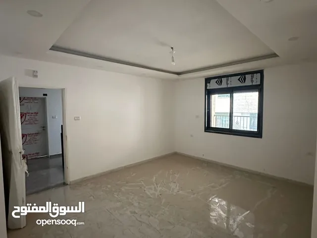 شقه للبيع مع حديقه بعين منجد