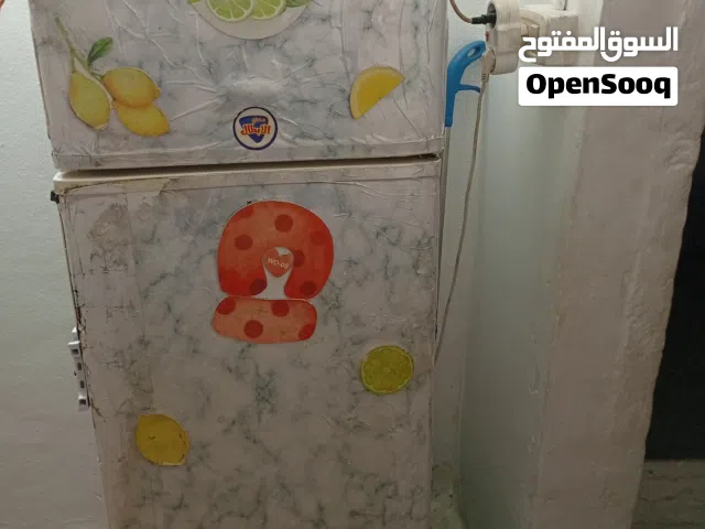 ثلاجه FRATELLI  يوجد بها ثلاث رفوف ومخزن الخضراوات وفرز في الاعلا أمورها تمام تشتغل ليست بخاريه