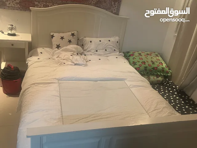للبيع سرير ايكيا مع الدوشق  bed