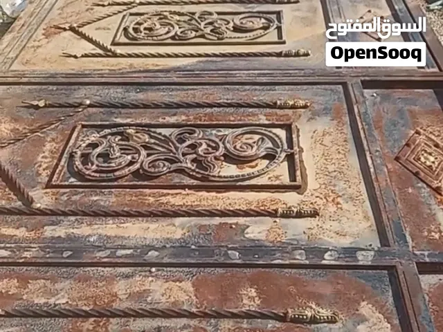 باب حديد طول 5 م ونص والعرض مترين نظيف حالته جيده جدا 100%