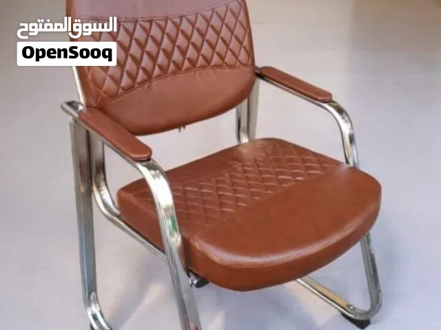 يتوفر ميز مكتب + كرسي دوار + كرسي ثابت