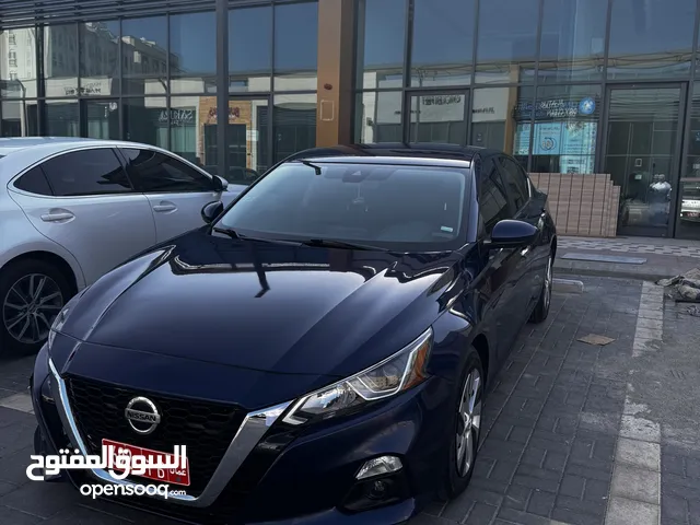 Sedan Nissan in Muscat