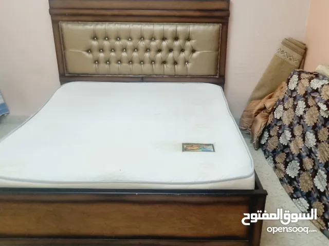 تخت كبير استعمال بسيط جنبيه تخت نظيفه وطبية