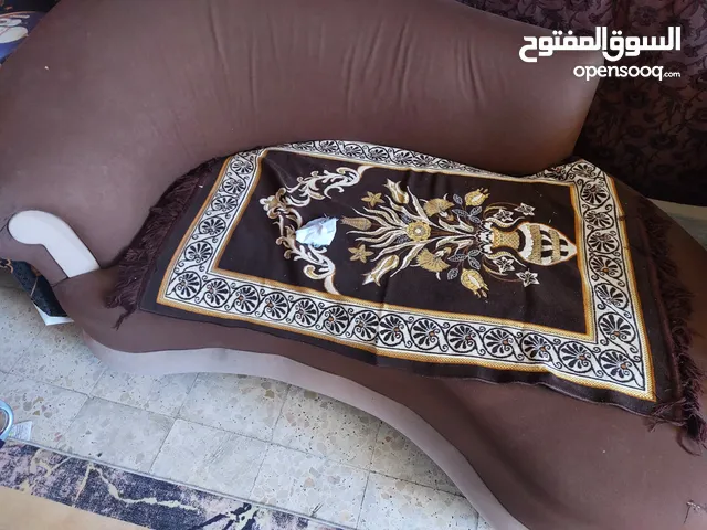 طقم كنب خشب ممتاز لا يوجد فيه كنبه تعبانه