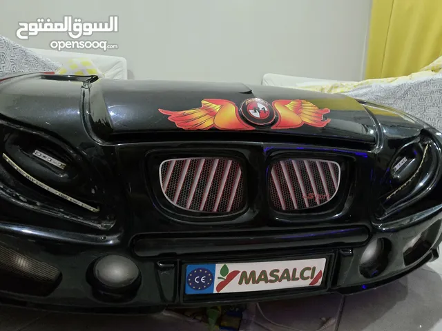 سرير نوم على شكل سياره مع ريموت إلكتروني بحاله جيده