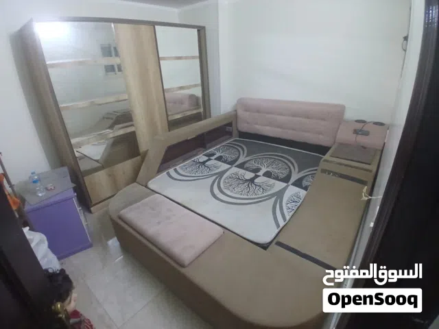 غرفة نوم. عمولة كاملة عبارة عن سرير  ودولاب وبانكت  خشب كونتر  معاها تسريحه وشغاله فلاشه وفيها اتنين