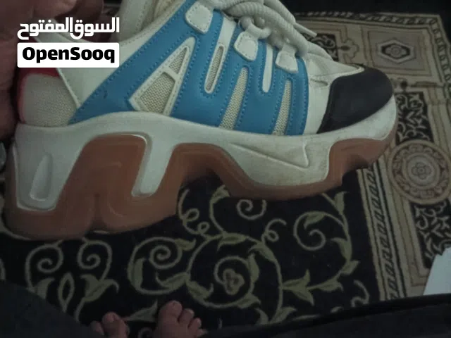 حذاء بنعل عالي