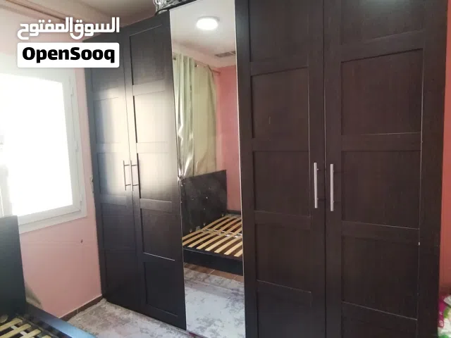 خزانة مع سرير و كمودينة و تسريحة صغيرة