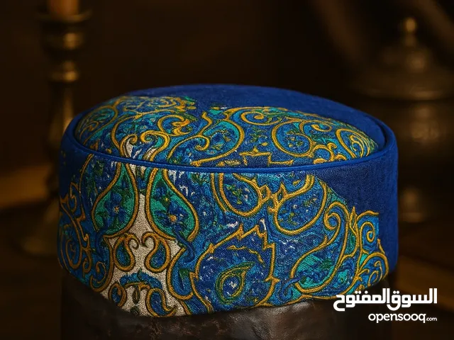 قبعة مميزة مستوحاة من الثقافة والفن الفارسي، ومصنوعة من قماش القلمكار