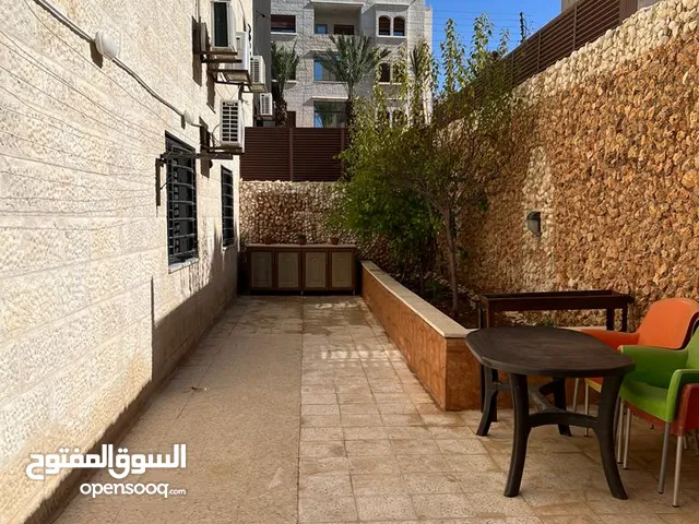 شقه في حي ابو الراغب 203 م مع حديقه مساحة 180 م تقريبا