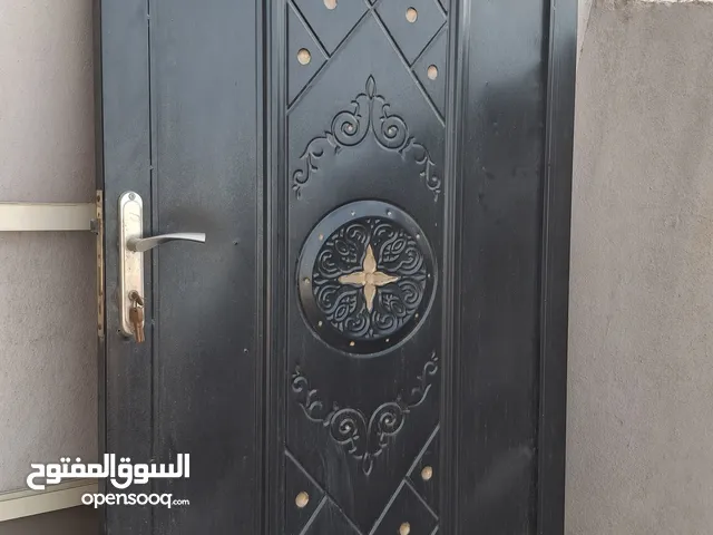 بابين حديد ليز مقاس 2×1.10بحاله جيده سعر الواحد450ريال وخزان فيبرجلاس 2500لتر مخروق من الجنب 300