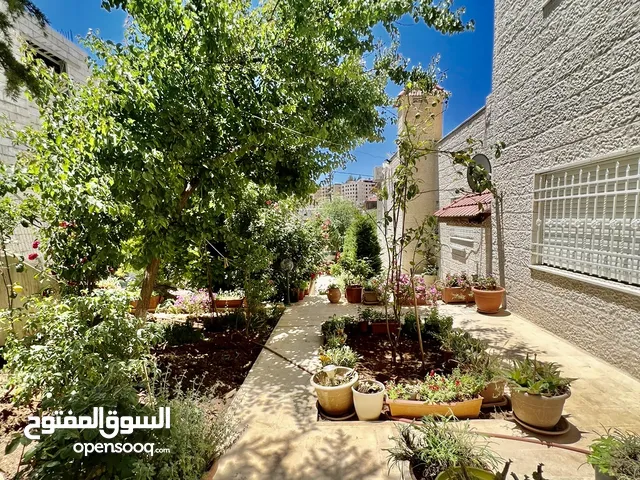 550 m2 5 Bedrooms Villa for Sale in Amman Khalda