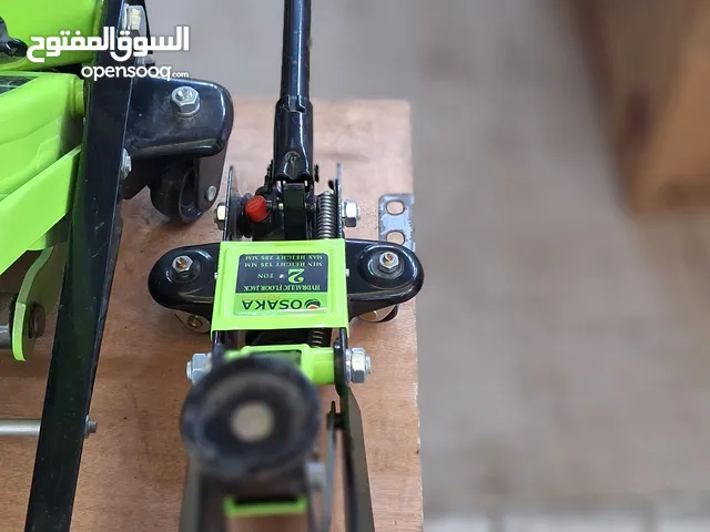 This Osaka 2 Ton Hydraulic Floor Jack is perfect for garages, workshops, and roadside assistance. Bu