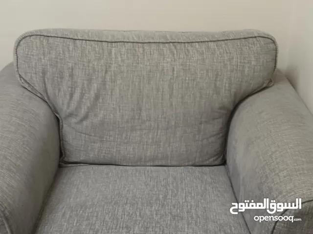 طقم كنب رمادي اللون