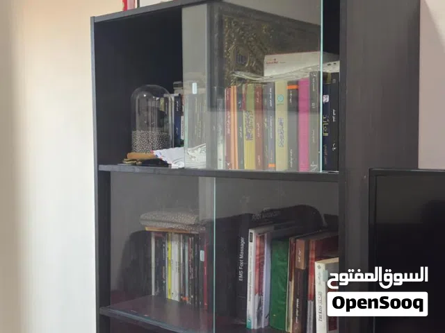 مكاتب للكتب عدد 2 الاولى عرضها 80سم و طولها 170سم 3 ارفف و خزانة مغلقة في الاسفل و ابواب زجاج لكل رف
