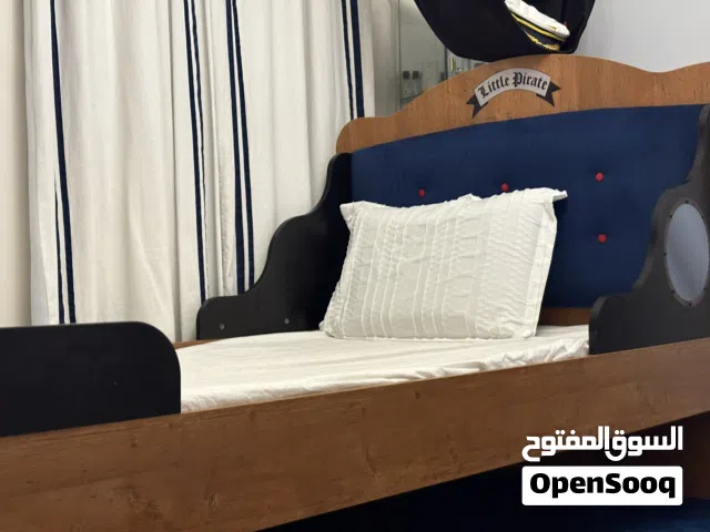 للبيع سرير وستارة مستعملين حط سعر