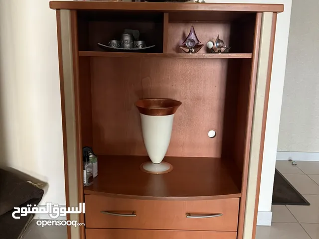 طاولة تلفاز بحجمين مختلفين و شكلين جيدة و بحالة ممتازة