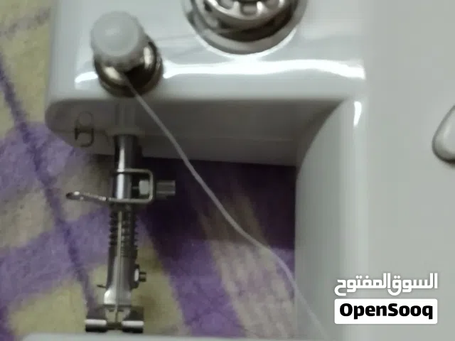 ماكينه خياطه ملابس جديده صغيره الحجم محموله لم تستخدم سهل وضعها فى اى شنطه