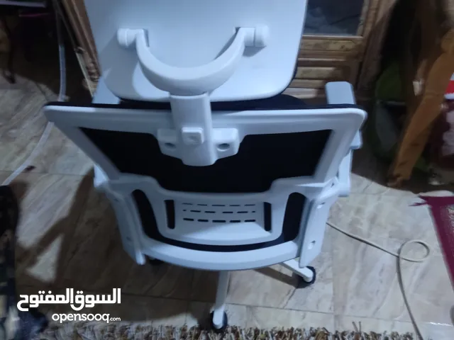 كرسي طبي وايضا كيمنك وميز حديد شوف الوصف