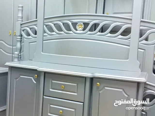 غرف النوم للعرسان: خزانة 6 ابواب طابقين + بيرو + تخت منحوت + كمدينتان