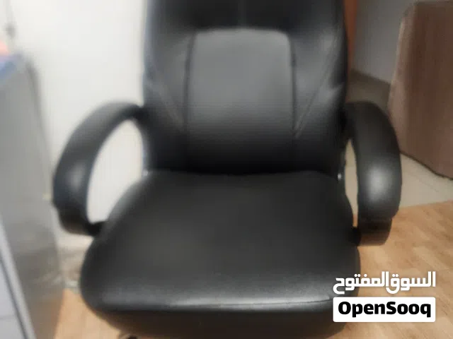 كرسي مكتب جلد  بحالة جيدة جدا للبيع