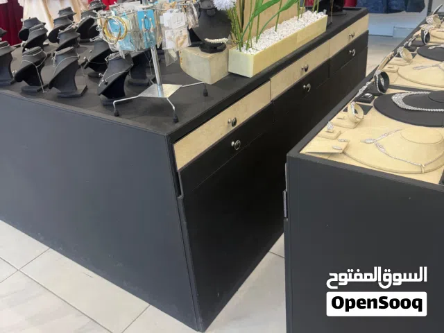 طاولة عرض شبه جديد