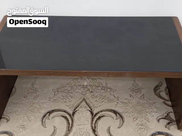 للبيع طاوله كبيره وطاولتين صغار