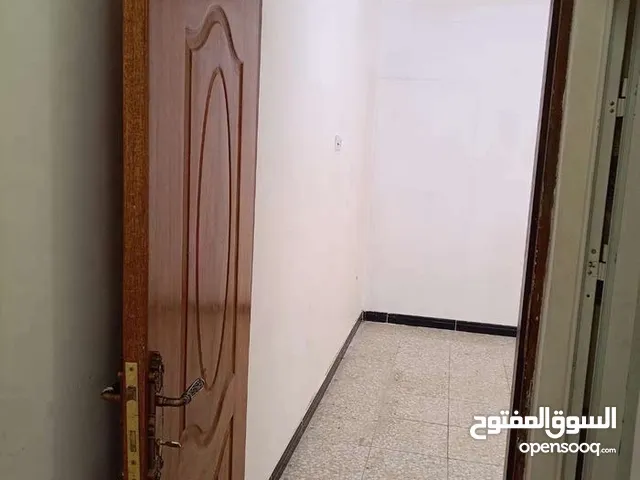 شقه جديده للايجار في اليرموك اربع شوارع للعوائل الصغيره