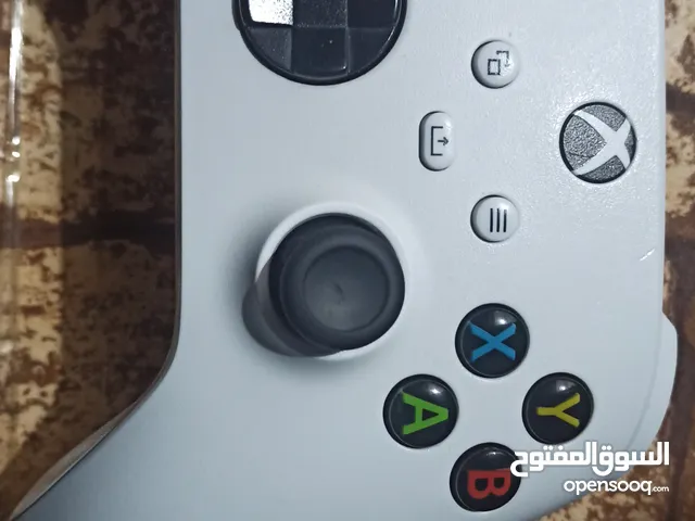 2 Xbox series controllers