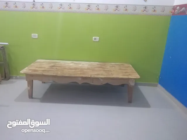 طاولة خشب كبيرة الحجم