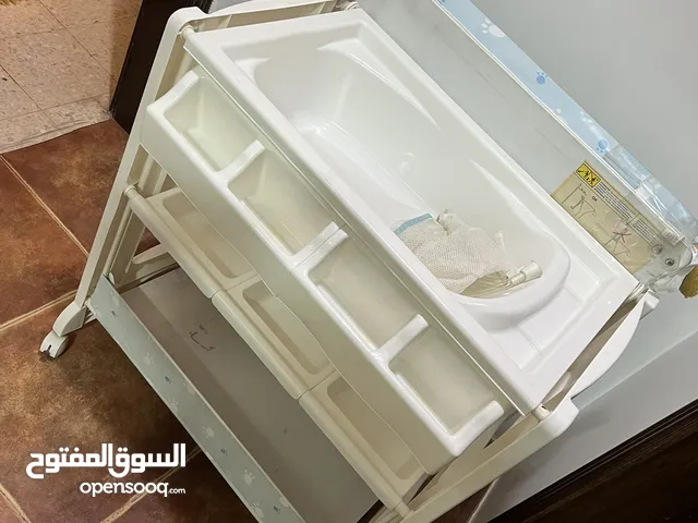 بانيو استحمام مع طاولة غيار للبيبي