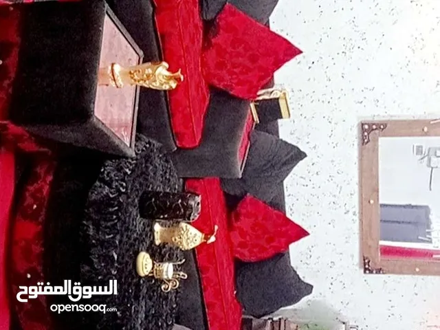 للبيع طقم كنب غرفة جلوس 9 مقاعد مع 3 طاولات وسجاده