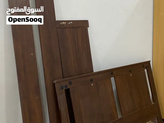 سرير ايكيا (الخشب البني الداكن): الأناقة والراحة في قطعة واحدة.                               .