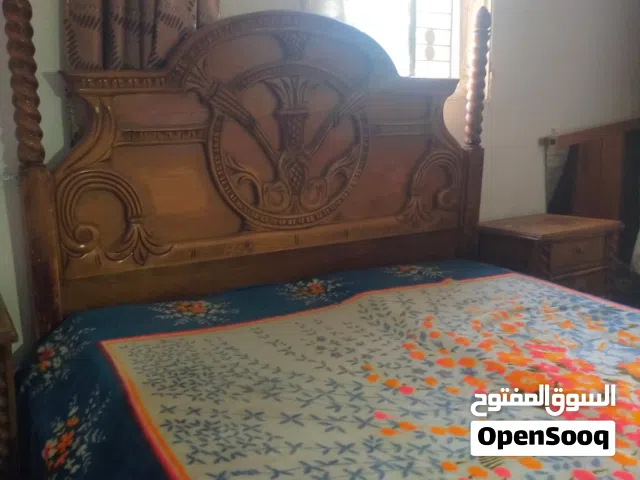 غرفة نوم بحالة جيدة مع خزانة خشب نوع جيد جدا