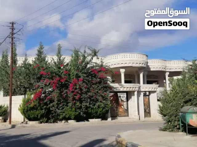 فيلا للبيع في إربد ع مساحه 873 مطله ع شارعين من